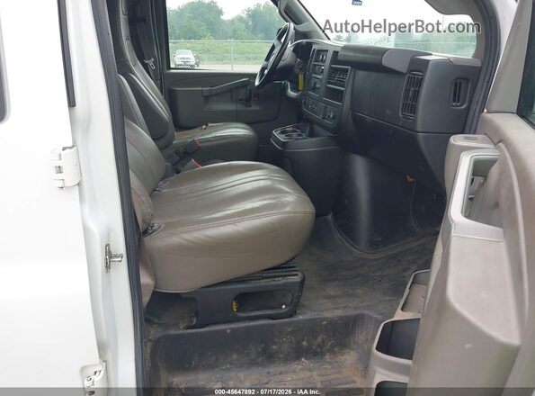 1GAWGEFP1L1233531 2020 CHEVROLET EXPRESS Белый Вид салона спереди
