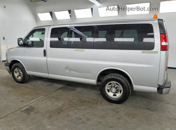 1GAWGFFP6J1335569 2018 CHEVROLET EXPRESS Silver Tył lewy