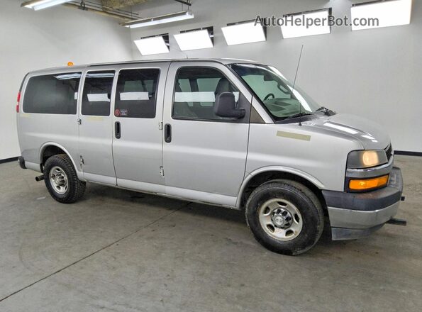 1GAWGFFP6J1335569 2018 CHEVROLET EXPRESS Silver Przód prawy