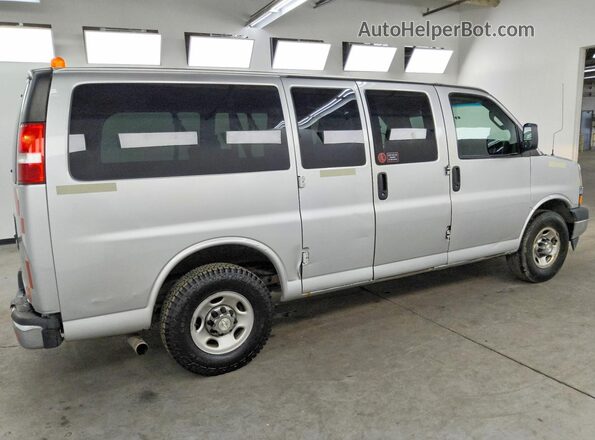 1GAWGFFP6J1335569 2018 CHEVROLET EXPRESS Silver Tył prawy