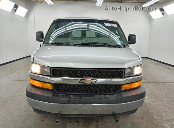 1GAWGFFP6J1335569 2018 CHEVROLET EXPRESS Silver Widok z przodu