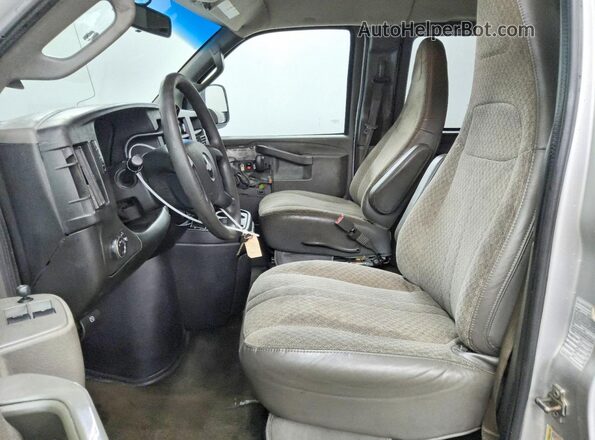1GAWGFFP6J1335569 2018 CHEVROLET EXPRESS Silver Widok wnętrza z przodu