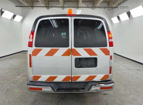 1GAWGFFP6J1335569 2018 CHEVROLET EXPRESS Silver Widok z tyłu