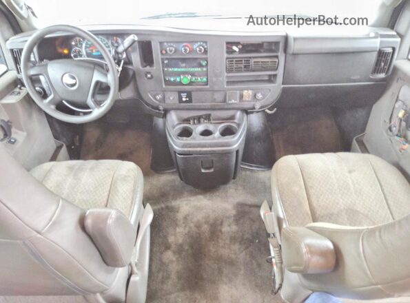 1GAWGFFP6J1335569 2018 CHEVROLET EXPRESS Silver Widok deski rozdzielczej