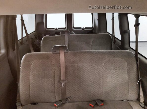 1GAWGFFP6J1335569 2018 CHEVROLET EXPRESS Silver Widok tylnych siedzeń