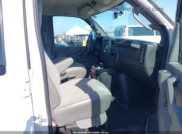 1GAZGNFG2K1328885 2019 CHEVROLET EXPRESS Белый Вид салона спереди