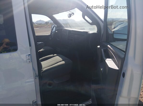 1GAZGNFG4L1116894 2020 CHEVROLET EXPRESS White Widok wnętrza z przodu