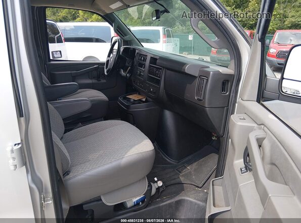 1GAZGNFP4L1256332 2020 CHEVROLET EXPRESS Silver Vista interior delantera