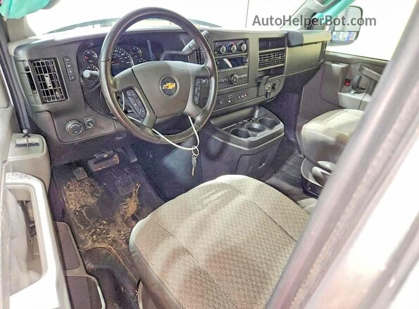 1GAZGNFP4P1105982 2023 CHEVROLET EXPRESS Silver Widok naklejki z numerem VIN