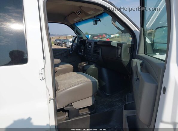 1GAZGNFP5R1204751 2024 CHEVROLET EXPRESS White Vista interior delantera