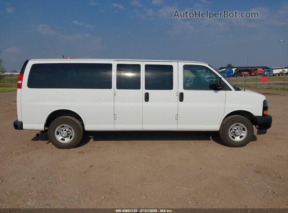 1GAZGNFP5R1204751 2024 CHEVROLET EXPRESS White Vista interior trasera