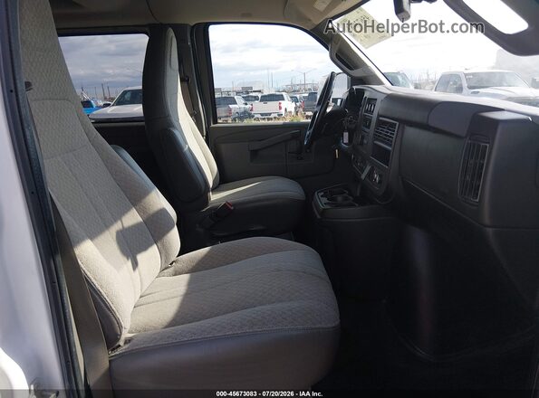 1GAZGNFP6M1153866 2021 CHEVROLET EXPRESS Белый Вид салона спереди