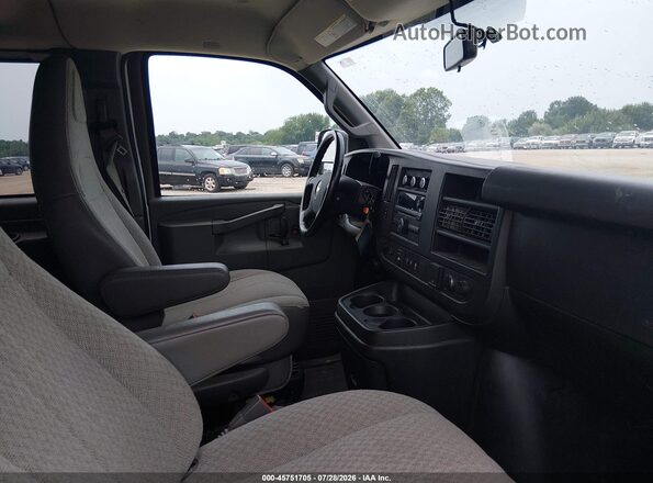 1GAZGNFP8M1154405 2021 CHEVROLET EXPRESS Серебряный Вид салона спереди