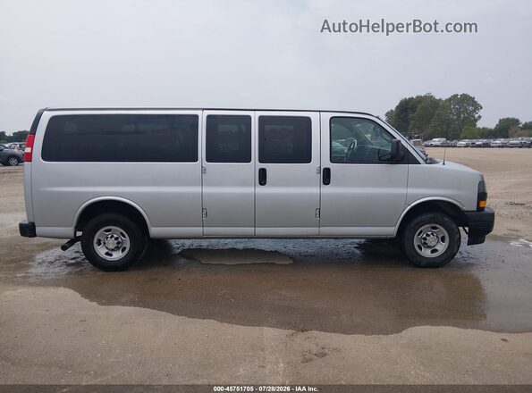 1GAZGNFP8M1154405 2021 CHEVROLET EXPRESS Серебряный Вид задней части салона