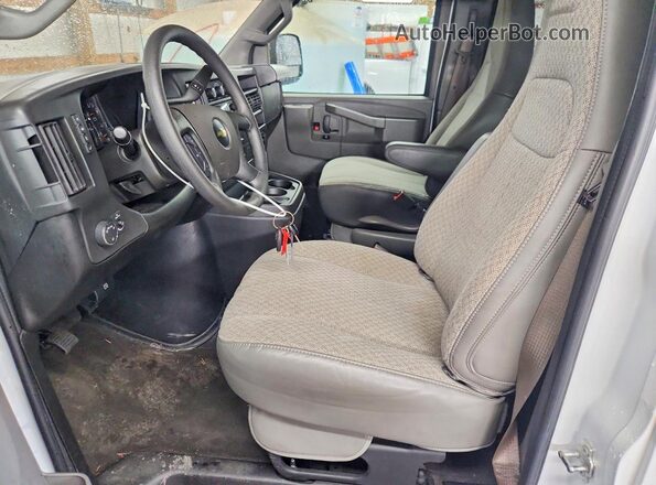 1GAZGPF74R1234965 2024 CHEVROLET EXPRESS White Vista interior delantera