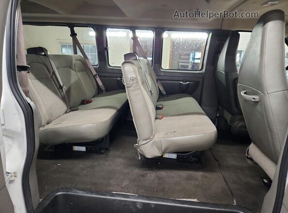 1GAZGPF74R1234965 2024 CHEVROLET EXPRESS White Vista interior trasera