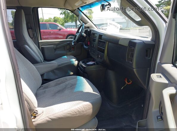 1GAZGPFF0H1266544 2017 CHEVROLET EXPRESS White Вид салону спереду