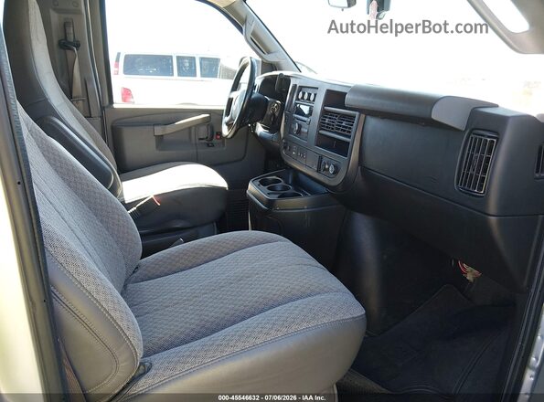 1GAZGPFF2H1273365 2017 CHEVROLET EXPRESS Silver Widok wnętrza z przodu