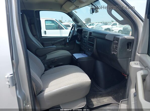 1GAZGPFF6H1272915 2017 CHEVROLET EXPRESS Silver Вид салону спереду