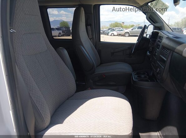 1GAZGPFF8H1225689 2017 CHEVROLET EXPRESS White Widok wnętrza z przodu