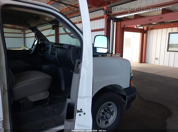 1GAZGPFF9H1272987 2017 CHEVROLET EXPRESS White Widok wnętrza z przodu