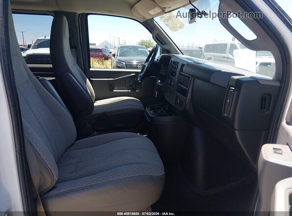 1GAZGPFFXH1301834 2017 CHEVROLET EXPRESS White Widok wnętrza z przodu