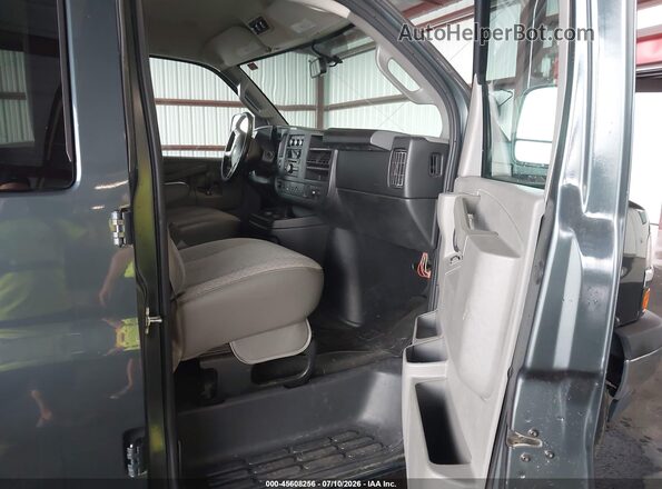1GAZGPFG3H1267888 2017 CHEVROLET EXPRESS Зеленый Вид салона спереди