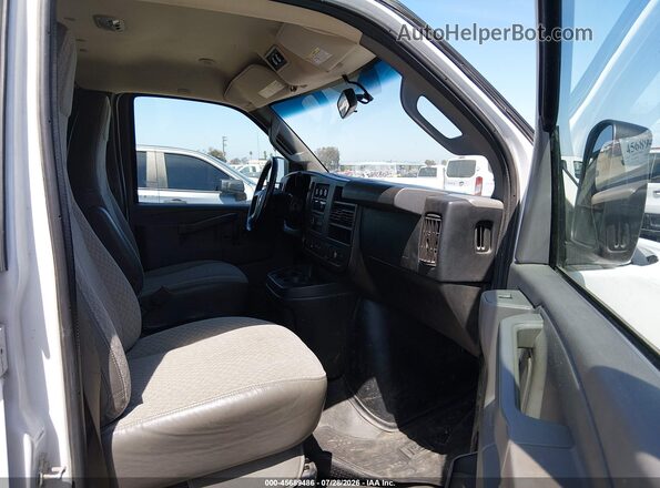 1GAZGPFG3J1300930 2018 CHEVROLET EXPRESS White Вид салону спереду