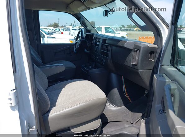 1GAZGPFG3J1301222 2018 CHEVROLET EXPRESS White Вид салону спереду