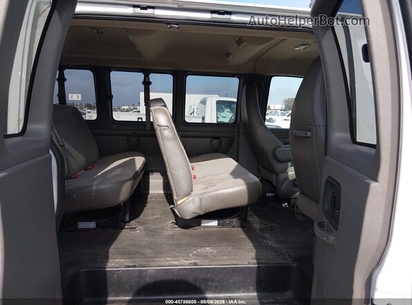 1GAZGPFG4J1301343 2018 CHEVROLET EXPRESS White Vista de la etiqueta del VIN