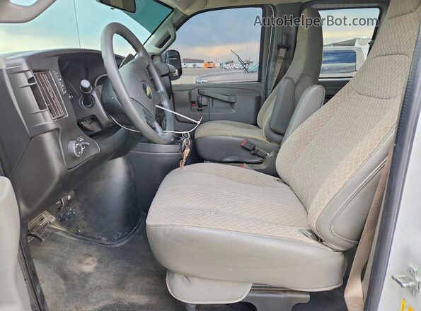 1GAZGPFG5J1329944 2018 CHEVROLET EXPRESS White Front interior view