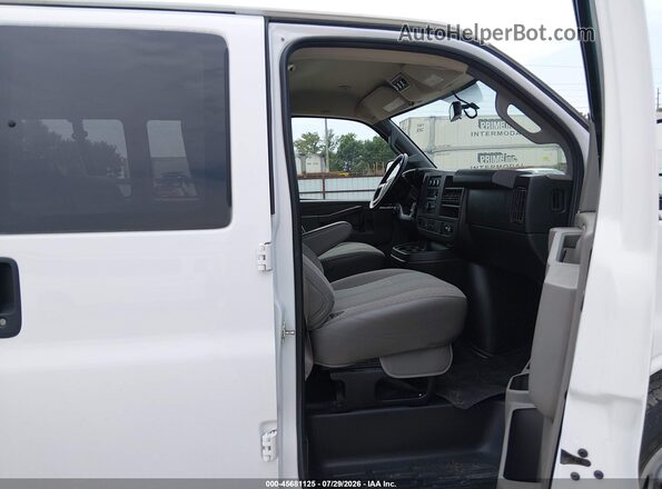 1GAZGPFG6H1265763 2017 CHEVROLET EXPRESS White Вид салону спереду