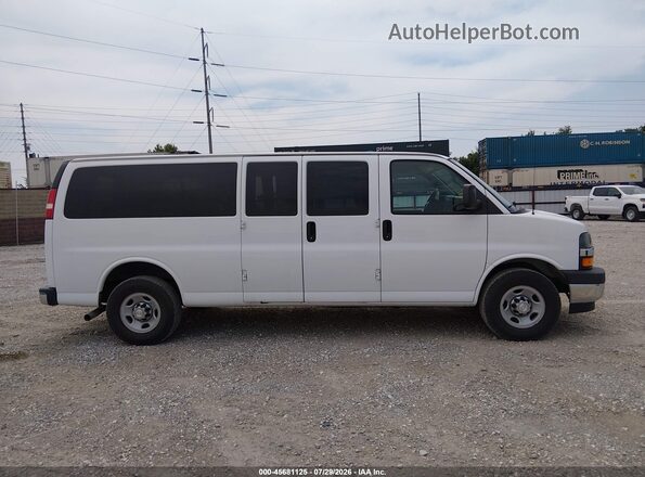 1GAZGPFG6H1265763 2017 CHEVROLET EXPRESS White Вид задньої частини салону
