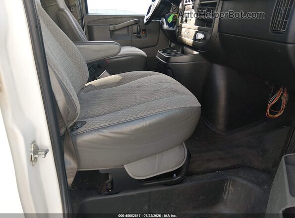 1GAZGPFG6H1269554 2017 CHEVROLET EXPRESS White Սալոնի դիմացի տեսք