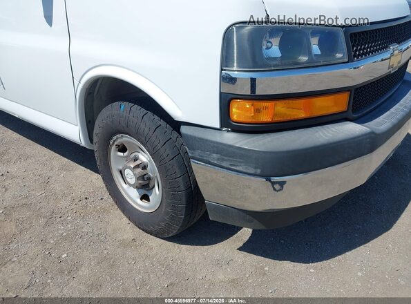 1GAZGPFG6J1300405 2018 CHEVROLET EXPRESS White Widok z przodu