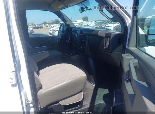 1GAZGPFG6J1300405 2018 CHEVROLET EXPRESS White Widok wnętrza z przodu