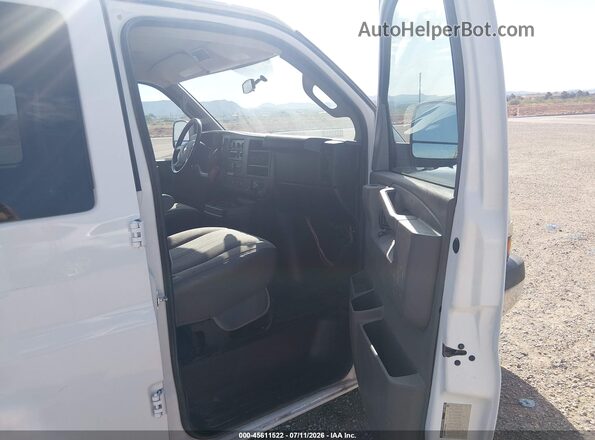 1GAZGPFG8G1292655 2016 CHEVROLET EXPRESS White Սալոնի դիմացի տեսք