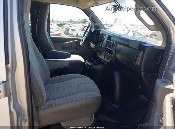 1GAZGPFG8J1299998 2018 CHEVROLET EXPRESS Серебряный Вид салона спереди
