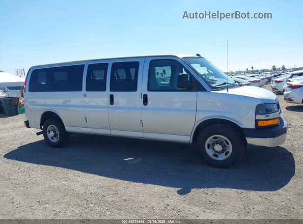 1GAZGPFG8J1299998 2018 CHEVROLET EXPRESS Серебряный Панорамный вид салона 360°