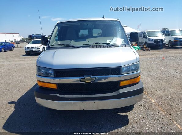 1GAZGPFG8J1299998 2018 CHEVROLET EXPRESS Серебряный Вид задней части салона