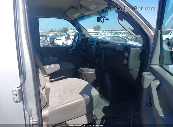 1GAZGPFG9J1299878 2018 CHEVROLET EXPRESS Silver Widok wnętrza z przodu