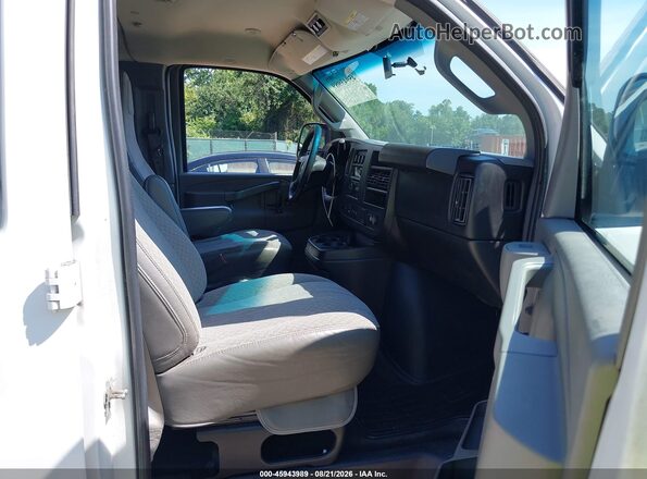 1GAZGPFGXG1307270 2016 CHEVROLET EXPRESS White Widok wnętrza z przodu