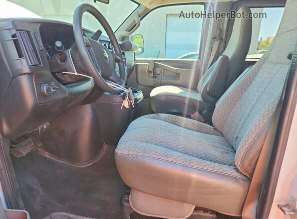 1GAZGPFPXJ1268431 2018 CHEVROLET EXPRESS White წინა სალონის ხედი