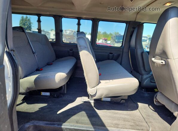 1GAZGPFPXJ1268431 2018 CHEVROLET EXPRESS White უკანა სავარძლების ხედი