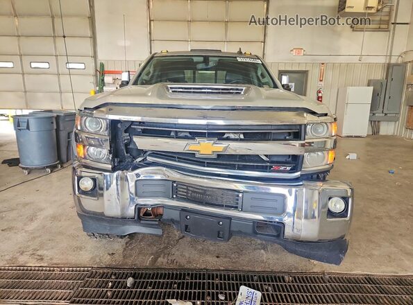 1GC1KWEY5JF266872 2018 CHEVROLET SILVERADO Серебряный Вид спереди