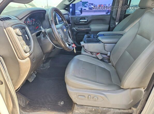 1GC4YPEY7MF117739 2021 CHEVROLET SILVERADO Silver Widok wnętrza z przodu