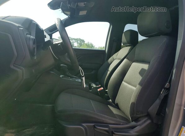 1GCGSBEC9P1166433 2023 CHEVROLET COLORADO Серебряный Вид салона спереди