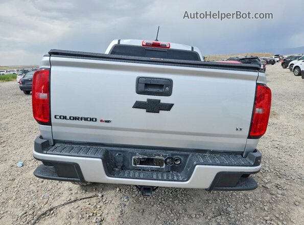 1GCGTCEN0J1118282 2018 CHEVROLET COLORADO Серебряный Вид сзади