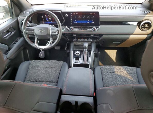 1GCPTDEK0P1173237 2023 CHEVROLET COLORADO Белый Вид панели приборов