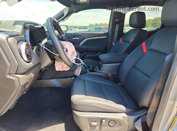 1GCPTDEK4S1240382 2025 CHEVROLET COLORADO Silver Widok wnętrza z przodu